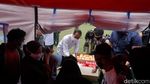 Momen Jokowi Sapa-Bagi Makanan ke Pengungsi Gempa di Mamuju