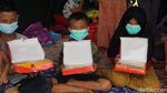 Momen Jokowi Sapa-Bagi Makanan ke Pengungsi Gempa di Mamuju