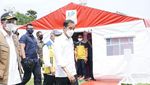Momen Jokowi Sapa-Bagi Makanan ke Pengungsi Gempa di Mamuju