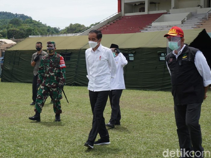 Jokowi meninjau posko pengungsian korban gempa Sulbar di Mamuju Jokowi meninjau posko pengungsian korban gempa Sulbar di Mamuju