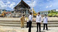 Jokowi yang didampingi Menteri PUPR Basuki Hadimuljon melihat langsung kondisi Kantor Gubernur Sulbar yang ambruk akibat gempa. Ada sekitar 10 menit lamanya Jokowi di lokasi tersebut. dok.Istana Kepresidenan Indonesia via AP  