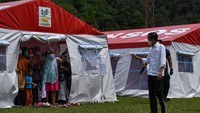 Di sana Jokowi diagendakan menyapa langsung pengungsi dan membagikan bantuan logistik. ANTARA FOTO/Sigid Kurniawan  
