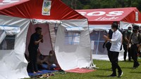 Dari lokasi tersebut, Jokowi berserta rombongan kemudian bergerak menuju salah satu pusat pengungsian yang berada di Stadion Mamuju. ANTARA FOTO/Sigid Kurniawan  