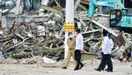 Momen Jokowi Tinjau Lokasi Gempa Mamuju