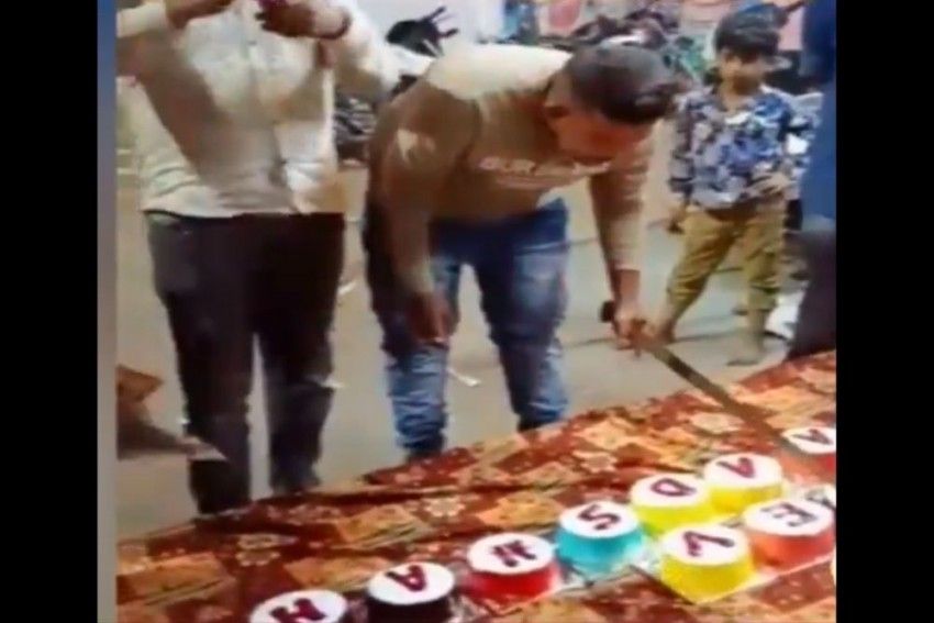 Kacau! Aksi Potong Kue Ultah Pakai Pistol dan Pedang Ini Bikin Geger