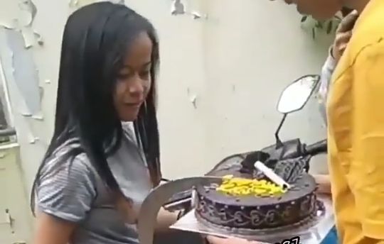 Kacau! Aksi Potong Kue Ultah Pakai Pistol dan Pedang Ini Bikin Geger