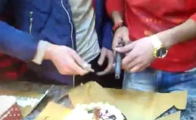 Kacau! Aksi Potong Kue Ultah Pakai Pistol dan Pedang Ini Bikin Geger