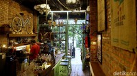 Kafe yang berada di Jalan Bakti, Cilandak, Jakarta Selatan, ini mengusung konsep klasik di bagian interiornya.