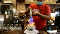 Ada beragam makanan dan minuman yang ditawarkan di kafe tersebut. Pengunjung pun dapat mencicipi berbagai kopi olahan yang tersedia di sana.