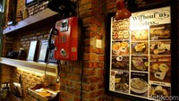 Beragam pernak-pernik bertema klasik atau vintage dapat ditemui di kafe yang berdiri sejak tahun 2015 lalu itu.