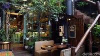 Ada berbagai kafe dan kedai kopi dapat ditemui di berbagai kawasan Jakarta. Salah satu kafe yang cukup menarik perhatian adalah Joco Coffee di kawasan Cilandak, Jakarta Selatan.