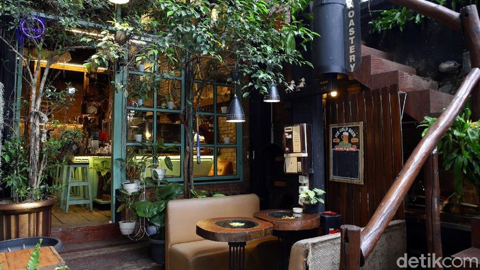 Kafe di kawasan Cilandak, Jaksel, ini dihiasi dengan beragam tanaman hijau. Tak hanya asri, kafe itu pun dihiasi dengan beragam pernak-pernik bertema klasik.