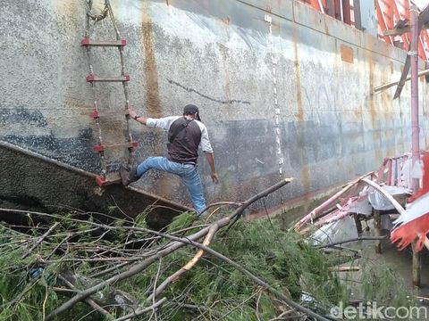 Kapal tongkang tabrak bangunan warung di Pantai Pulau Kodok, Tegal, Selasa (19/1/2021).