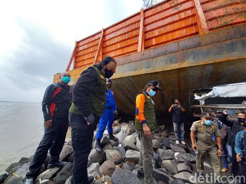 Kapal tongkang tabrak bangunan warung di Pantai Pulau Kodok, Tegal, Selasa (19/1/2021).