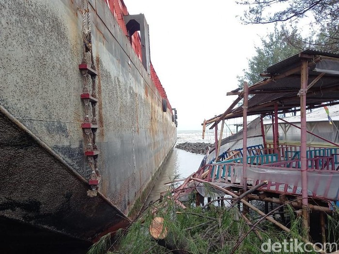 Kapal tongkang tabrak bangunan warung di Pantai Pulau Kodok, Tegal, Selasa (19/1/2021).