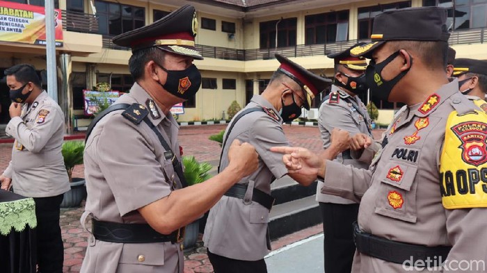 Kapolres Cilegon pimpin sertijab 5 kapolsek dan 2 kasat Polres Cilegon (M Iqbal/detikcom)