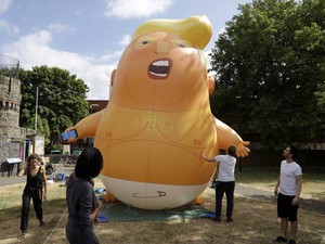 Ada-ada Aja! Instalasi Balon Raksasa Bayi Trump Lagi Merengek Dipajang di Museum