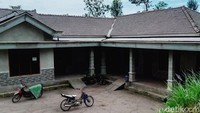 Tak hanya kawasan rawan bencana (KRB) III, hujan abu juga mencapai KRB II di Desa Tlogowatu.