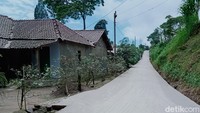 Warga Dusun Munggur, Desa Tlogowatu, Kecamatan Kemalang, Priyo, mengatakan abu turun setelah dini hari. Sebab menurutnya hujan abu belum terlihat saat tengah malam dan baru terlihat pada pagi tadi.