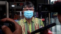 Kerabat Harun Masiku, Daniel Tonapa Masiku meninggalkan Gedung KPK usai menjalani pemeriksaan, Jakarta, Selasa (19/1/2020).