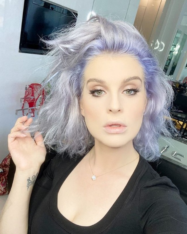 Operasi pengecilan lambung tidak serta merta membuat tubuh anak dari musisi rock Ozzy Osbourne ini langsung ramping. Dia tetap harus olahraga dan mengikuti gaya hidup sehat. Foto: Instagram/@kellyosbourne