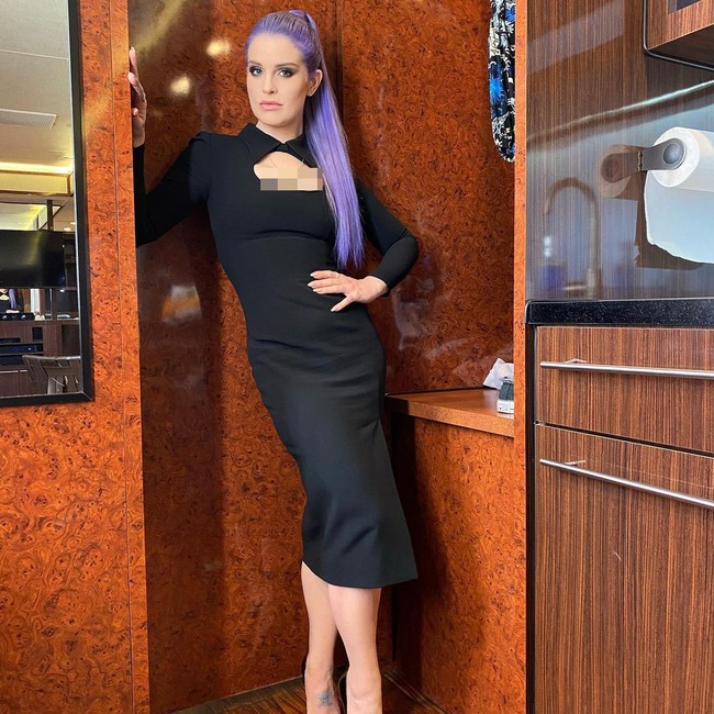 Pada Minggu (17/01/2021), Kelly Osbourne mengunggah foto OOTD mengenakan gaun hitam berpotongan lurus. Foto: Instagram/@kellyosbourne