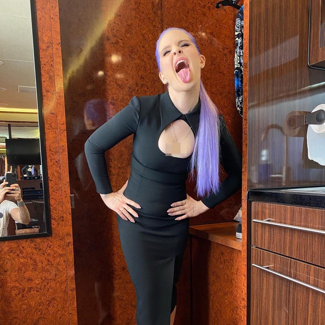 Gaun hitam lengan panjang dengan aksen cut-out di dada semakin mengaksentuasi tubuh langsingnya. Pipinya juga terlihat lebih tirus. Foto: Instagram/@kellyosbourne