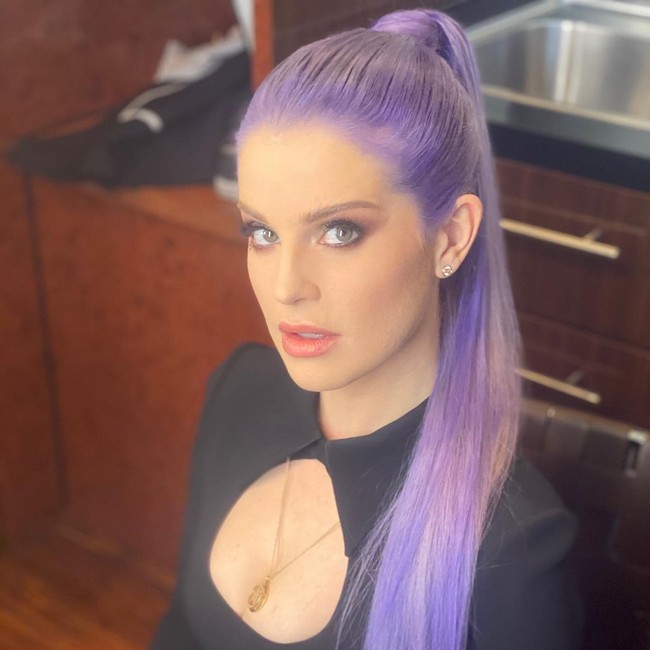 Kelly Osbourne mengaku sudah menjalani operasi tersebut sejak dua tahun lalu. Sehingga penurunan berat badan yang dialaminya adalah hasil dari perubahan total gaya hidup yang dimulainya setelah melakukan operasi. Foto: Instagram/@kellyosbourne