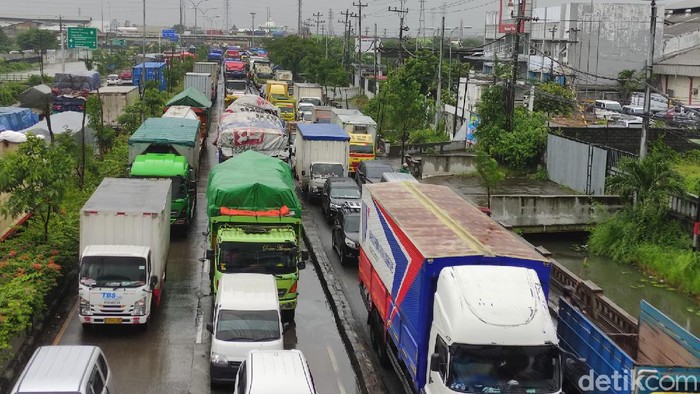 Kemacetan di Jalur Pantura Kota Semarang di Kawasan Genuk. Kemacetan ini imbas adanya genangan air, Selasa (19/1/2021)