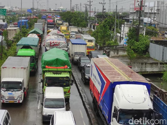 Kemacetan di Jalur Pantura Kota Semarang di Kawasan Genuk. Kemacetan ini imbas adanya genangan air, Selasa (19/1/2021)