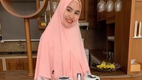 Paling suka dengan jus, Kartika hobi membuat jus sehat di rumah. Komposisinya beragam mulai dari sayuran seperti wortel dan brokoli. Atau aneka buah dari buah naga hingga pisang. Foto: Instagram @kartikaputriworld