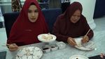 Kompaknya Kartika Putri dan Habib Usman bin Yahya Saat Ngerujak Bareng