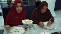 Akrab dengan sang ibu mertua, ini keseruan Kartika saat makan bareng dan icip-icip makanan bersama sang mertua. Foto: Instagram @kartikaputriworld