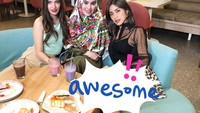 Akrab dengan Nia Ramadhani dan Jessica Iskandar, ini momen Kartika saat makan desert bareng. Mulai dari cake hingga smoothies jadi teman ngobrol mereka. Foto: Instagram @kartikaputriworld