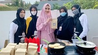 Gelar acara syukuran untuk sang putri, Kartika berpose dengan menu burger yang dibawa langsung dari Jakarta ke Puncak. Foto: Instagram @kartikaputriworld