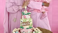 Begini meriahnya potret ulang tahun sang putri. Dengan tema serba merah muda, kue cantik dengan hiasan cupcake untuk Khalisa juga tak kalah gemas. Foto: Instagram @kartikaputriworld
