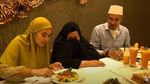 Kompaknya Kartika Putri dan Habib Usman bin Yahya Saat Ngerujak Bareng