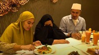 Kembali makan bareng bersama ibu mertua, ketiganya terlihat kompak. Foto: Instagram @kartikaputriworld