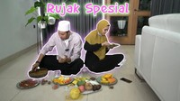 Nah ini dia momen seru saat Habib Usman dan Kartika ngerujak bareng. Habib sibuk ulek bumbu rujak dan Kartika membantunya.  Foto: Instagram @kartikaputriworld