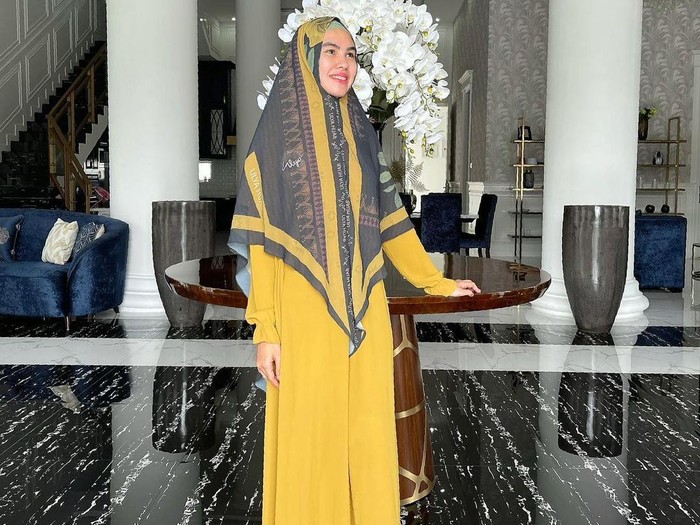 Kompaknya Kartika Putri dan Habib Usman bin Yahya Saat Ngerujak Bareng Kompaknya Kartika Putri dan Habib Usman bin Yahya Saat Ngerujak Bareng