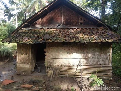 Kondisi rumah Nenek Wasti yang tinggal di gubuk reot hampir roboh di pelosok Pandeglang Banten