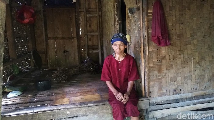 Kondisi rumah Nenek Wasti yang tinggal di gubuk reot hampir roboh di pelosok Pandeglang Banten