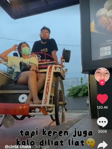 Konyol! Orang-orang Ini Beli Makanan Drive Thru Pakai Becak dan Jadi Pocong
