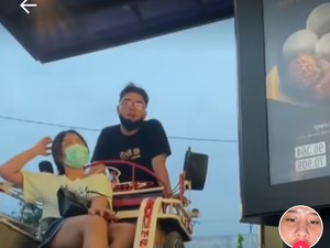 Konyol! Orang-orang Ini Beli Makanan Drive Thru Pakai Becak dan Jadi Pocong