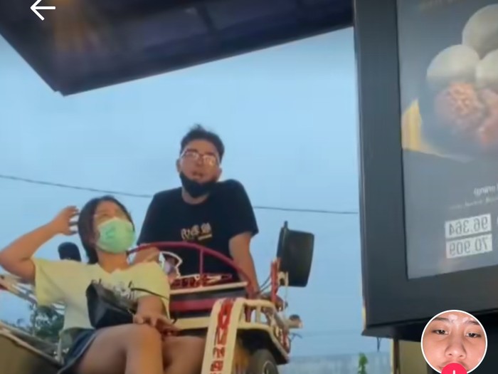 Konyol! Orang-orang Ini Beli Makanan Drive Thru Pakai Becak dan Jadi Pocong