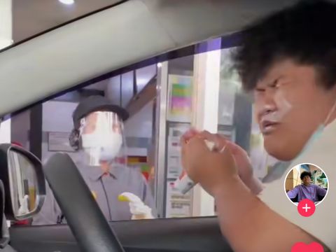 Konyol! Orang-orang Ini Beli Makanan Drive Thru Pakai Becak dan Jadi Pocong
