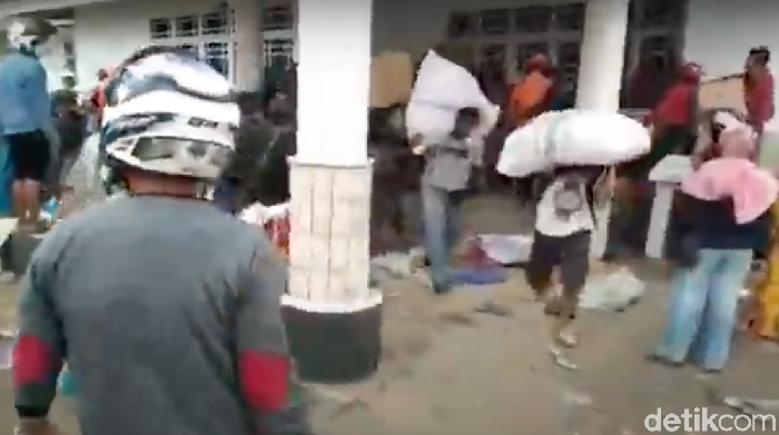 Korban gempa Sulbar rebutan bantuan di Rujab Wabup Mamuju (Abdy/detikcom).