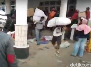 Tak Sabar Tunggu Pembagian, Korban Gempa Sulbar Nekat Rebutan Logistik