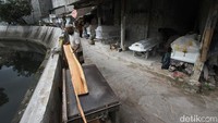 Permintaan pembuatan peti mati meningkat di masa pandemi COVID-19.