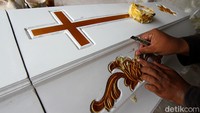 Peti tersebut terbuat dari kayu Trembesi, Mahoni, dan Jati.